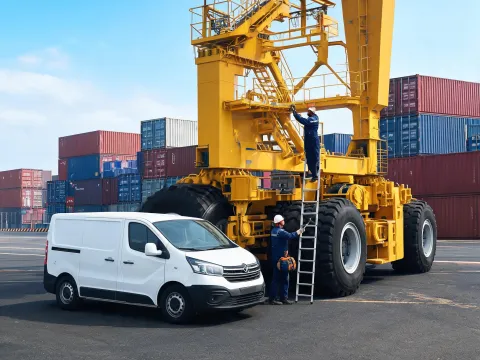Field service van at port gantry