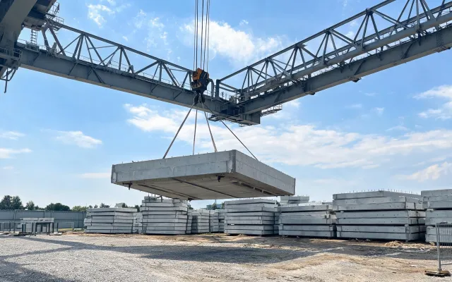 Bridge crane lifting precast panel
